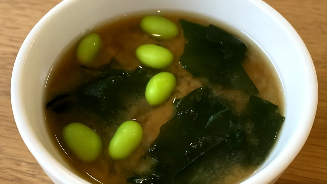 Miso-Suppe mit Wakame-Algen und Edamame"